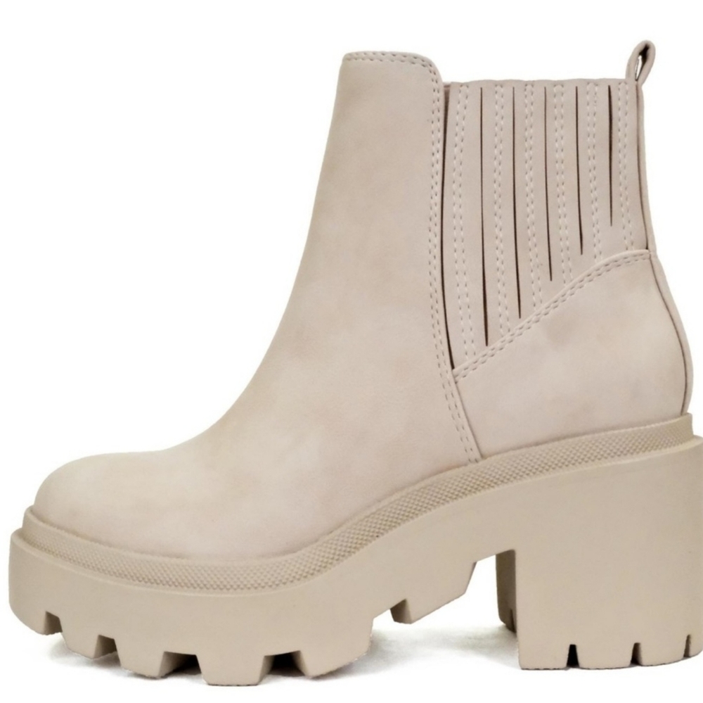 New Nude chunky lug sole platform boot. Reposhing seller listed wrong size. Sz 7